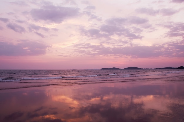 夕暮れ時の劇的な夕焼け空