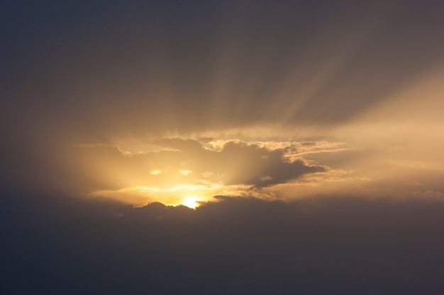 Drammatico cielo al tramonto con fasci di luce attraverso le nuvole