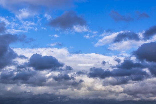 Foto sfondo di nuvole temporalesche drammatiche al cielo blu