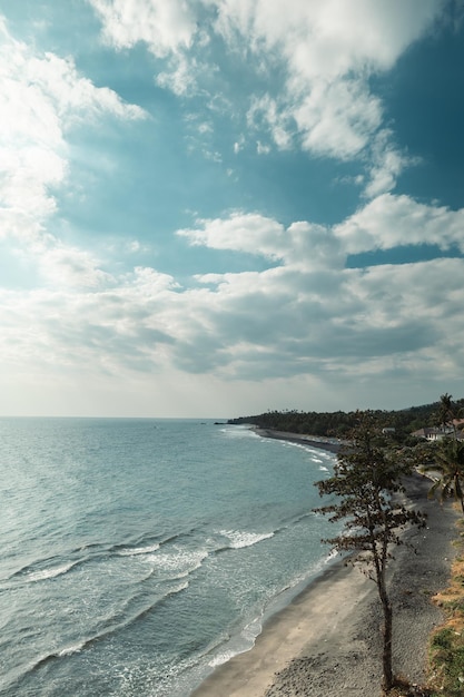 Драматический тропический морской пляжный пейзаж над океаном с мягким освещением