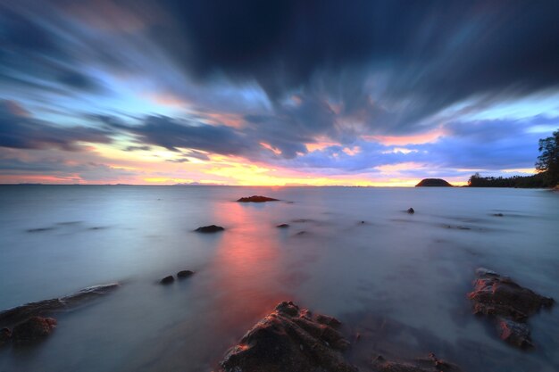 劇的な熱帯の夕焼け空と夕暮れの海