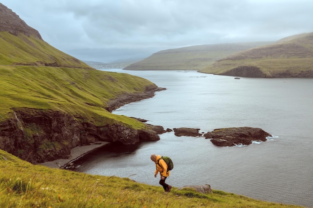 Photo dramatic view of green hills of vagar island and sorvagur town