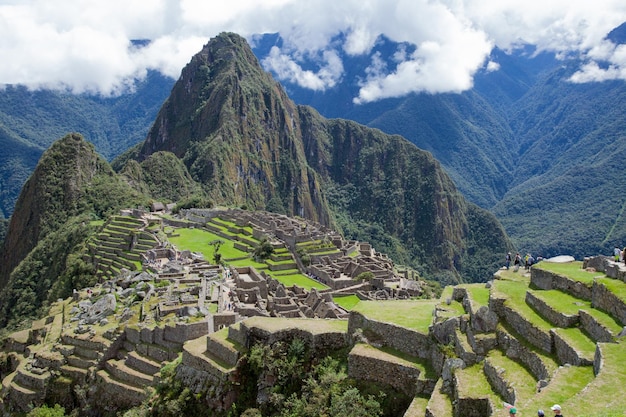 Photo dramatic view of machu pichu in the mist