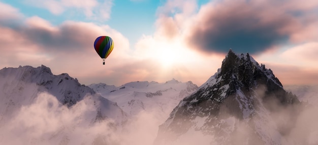 Dramatisch berglandschap bedekt met wolken en heteluchtballonvliegen