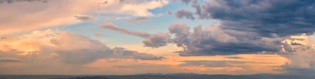 Foto dramatisch licht door de wolken