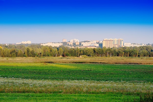 Dramatisch veld in de buurt van Dmitrov stad achtergrond hd