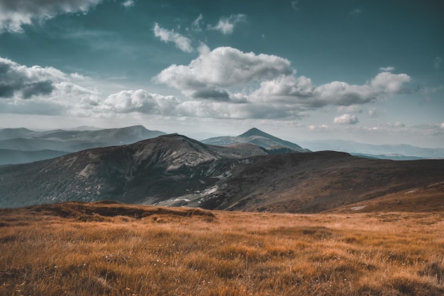 Dramatisch vintage herfst berglandschap