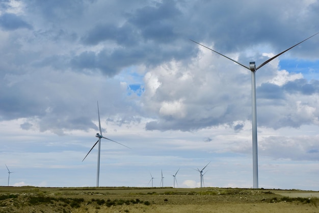 Dramatisch wolkenlandschap over windturbines op het veld in de regio Teruel, Spanje