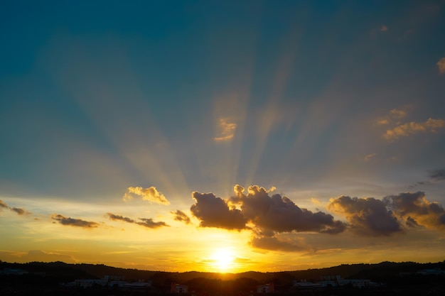 Dramatisch zonlicht of zonnestraal door de wolken bij de achtergrond van de zonsonderganghemel.
