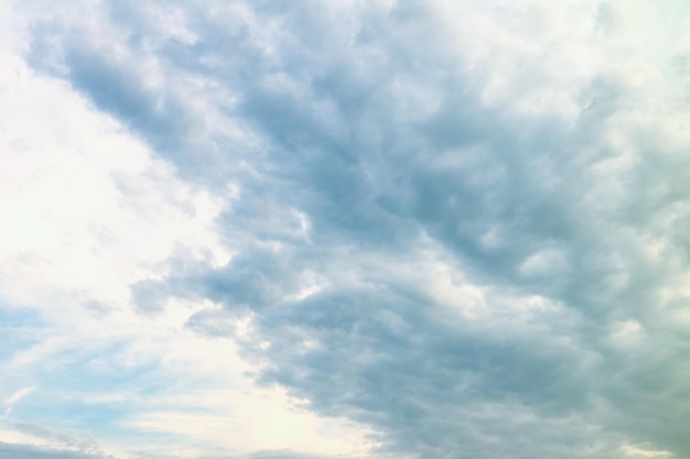 Dramatische abstracte wolken en blauwe lucht