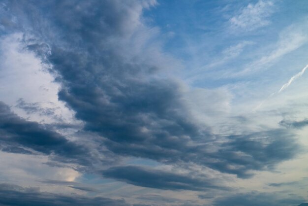 Dramatische abstracte wolken en blauwe lucht