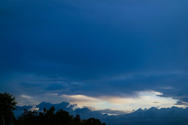 Dramatische abstracte wolken en blauwe lucht