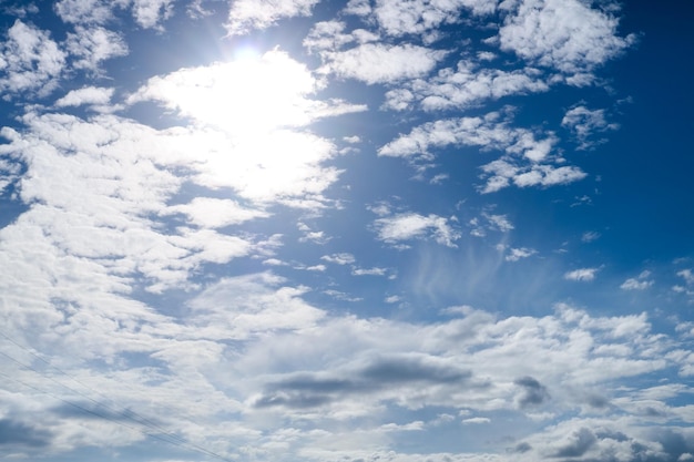 Dramatische abstracte wolken en blauwe lucht