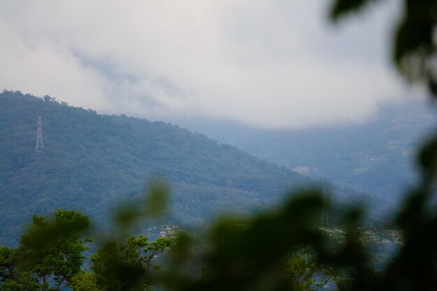 Dramatische abstracte wolken en Blue Sky Mountain