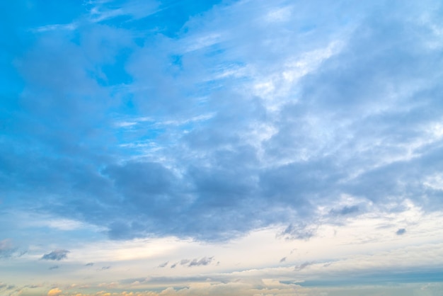 dramatische avondlucht met wolken