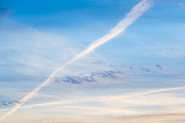 dramatische avondlucht met wolken