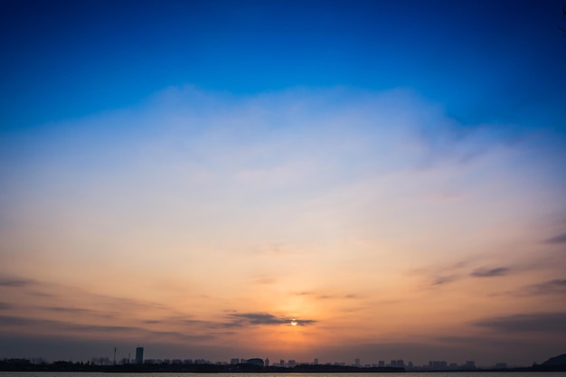 Dramatische avondrood met oranje gekleurde wolken