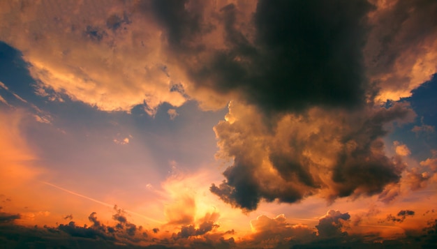 Dramatische bewolkte hemel bij de dageraad.