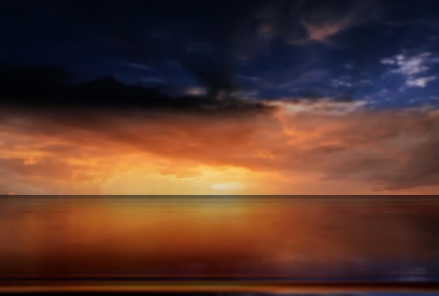 dramatische bewolkte zonsondergang 's nachts op zee roze blauw geel sterrenhemel zonlicht reflectie