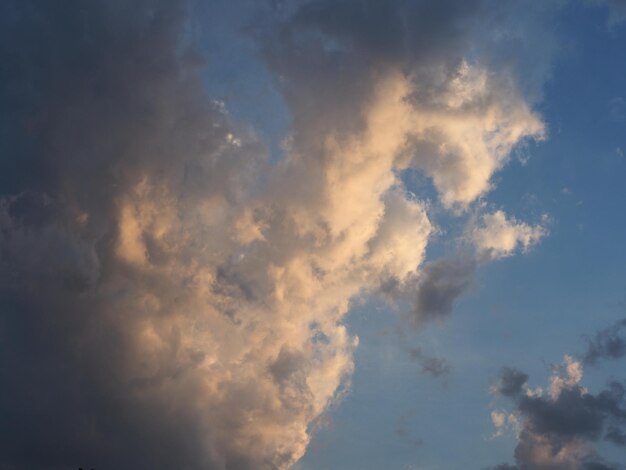 Dramatische blauwe lucht bij zonsondergang met wolkenachtergrond