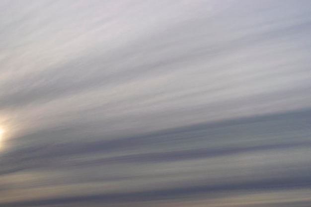 Foto dramatische blauwe lucht en warme lichte wolken bij zonsopgang