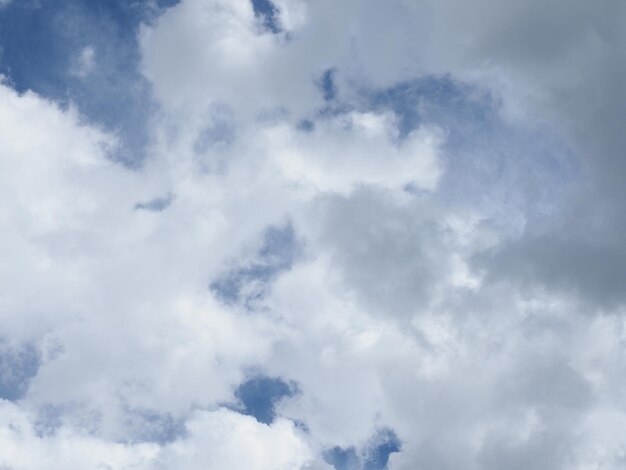 Dramatische blauwe lucht met wolkenachtergrond