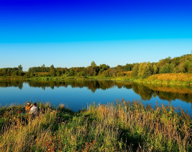 Dramatische bos rivierlandschap achtergrond