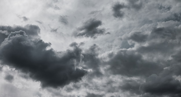 Dramatische cloudscape natuurlijke achtergrond. Abstracte natuur sfeer achtergronden. Dramatische achtergrondhemel en wolken kleurrijk in schemertijd. Ruimte voor site kopiëren