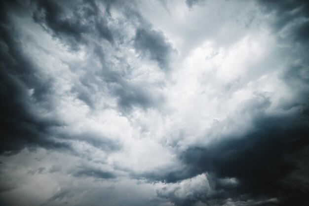 Dramatische cloudscape textuur. Donkere zware onweersbui vóór regen. Bewolkt regenachtig slecht weer. Storm waarschuwing.