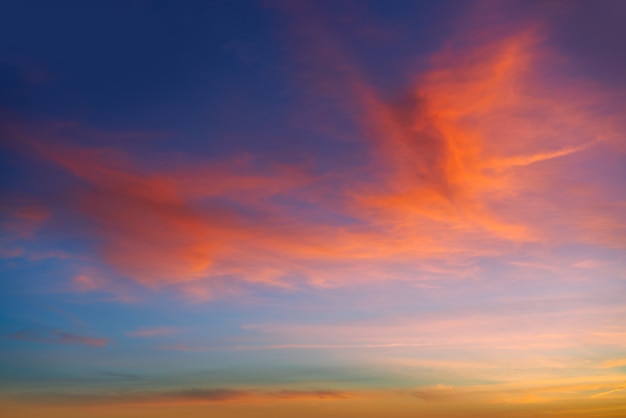 Dramatische de hemel oranje wolken van de zonsondergangzonsopgang