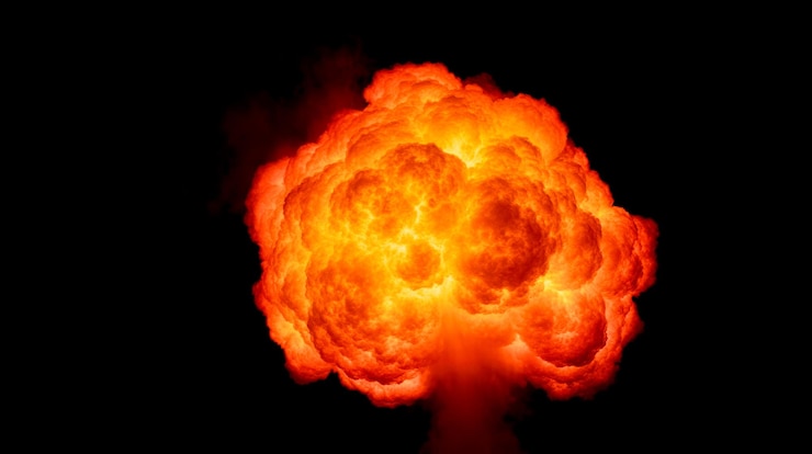 Foto dramatische explosie met heldere oranje en gele vlammen dichte rookwolken geïsoleerd op zwarte achtergrond overlay grafisch ontwerp speciale effecten