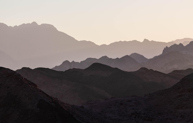 Dramatische gelaagde bergen van de Sinaï in de avond. Uitzicht vanaf Dahab. Dahab, schiereiland Sinaï, Egypte