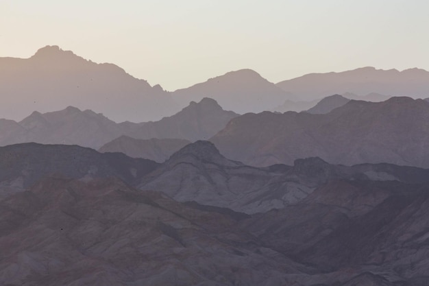 Dramatische gelaagde bergen van de Sinaï in de avond. Uitzicht vanaf Dahab. Zuid-Sinaï, Egypte