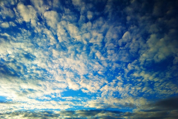 Dramatische geveerde daglicht wolken achtergrond