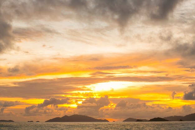 Dramatische hemel bij zonsondergang in Hawaï