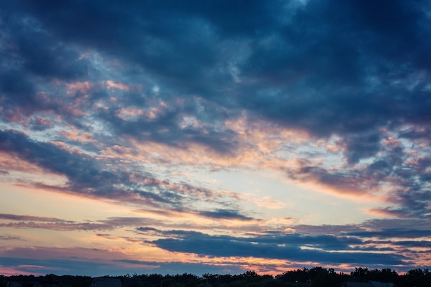 Dramatische hemel met cloud bij zonsondergang