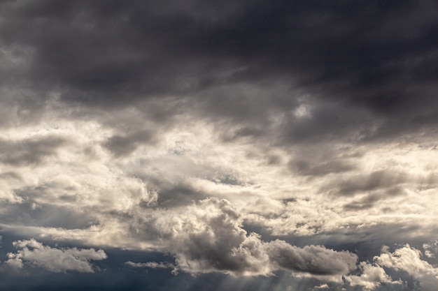 Dramatische hemel met grijze wolken boven de stad voor de storm. Weer voor of na een storm.