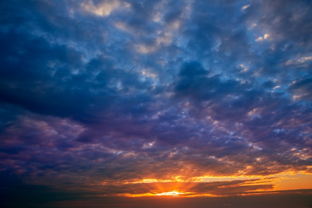 Dramatische hemel met stormachtige wolken in zonsondergang