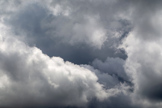 Dramatische hemel met stormachtige wolken vóór regen en onweersbui