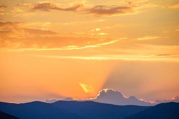 Dramatische hemel over bergsilhouet