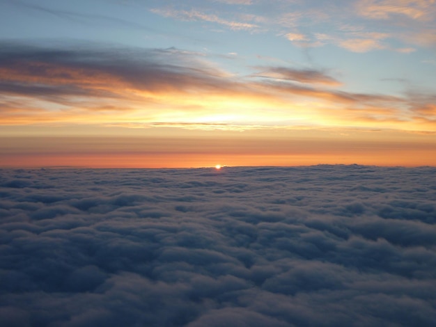Dramatische hemel over de zee bij zonsondergang
