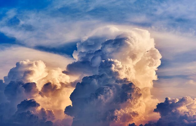 Foto dramatische hemel van wolken en licht