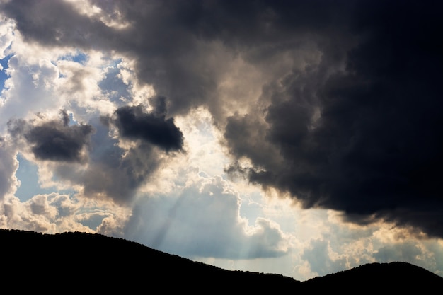 Dramatische hemel vóór onweer over een berg