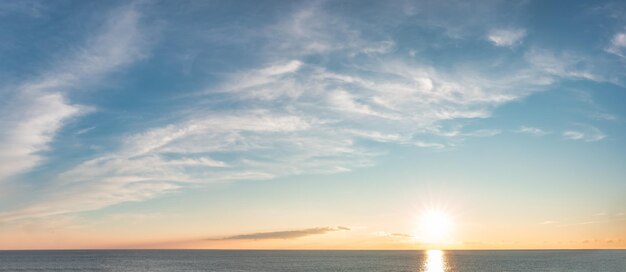 Dramatische kleurrijke avondrood boven de Middellandse Zee Cloudscape natuur achtergrond