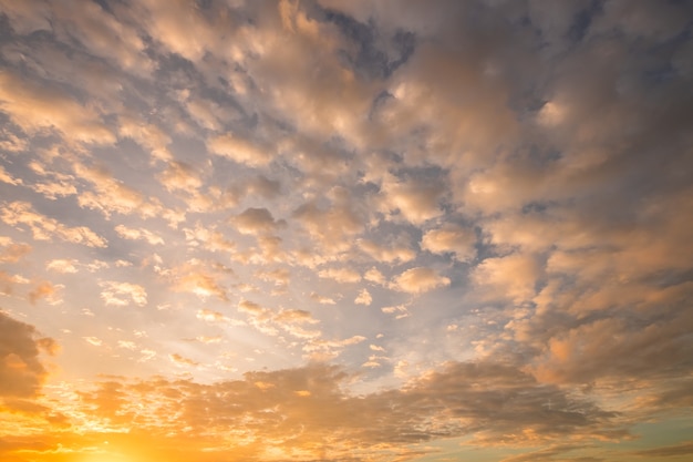 Dramatische kleurrijke zonsondergang en zonsopganghemel hemel mooie fantastische wolk scape.