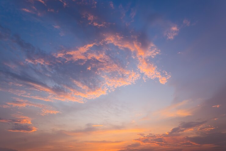 Dramatische kleurrijke zonsondergang en zonsopganghemel hemelachtergrond.