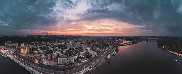 Dramatische kleurrijke zonsondergang over de Dnipro-rivier in de reisachtergrond van Kiev, Oekraïne