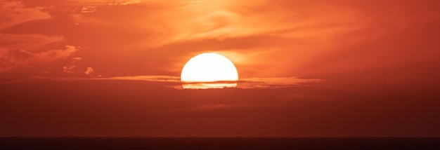 Dramatische kleurrijke zonsonderganghemel boven Noord-Atlantische Oceaan Abstracte rode hemel