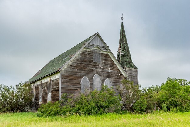 Dramatische lucht boven de historische maar verlaten Froude Presbyterian Church in Froude SK