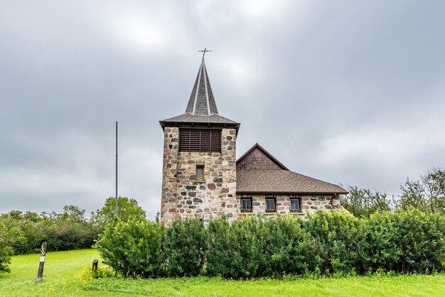 Dramatische lucht boven de historische st andrews anglicaanse stenen kerk in heward sk